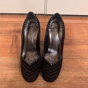 Isabella Fiore Black close toed heels